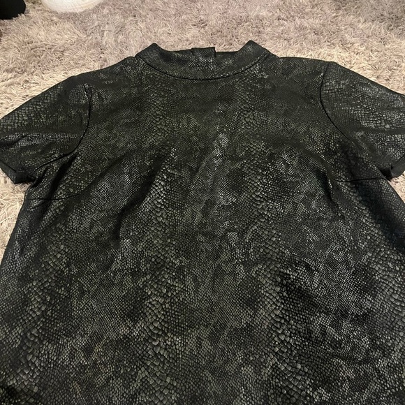 Elegant Black Snake Print Cropped Blouse - Picture 2 of 5